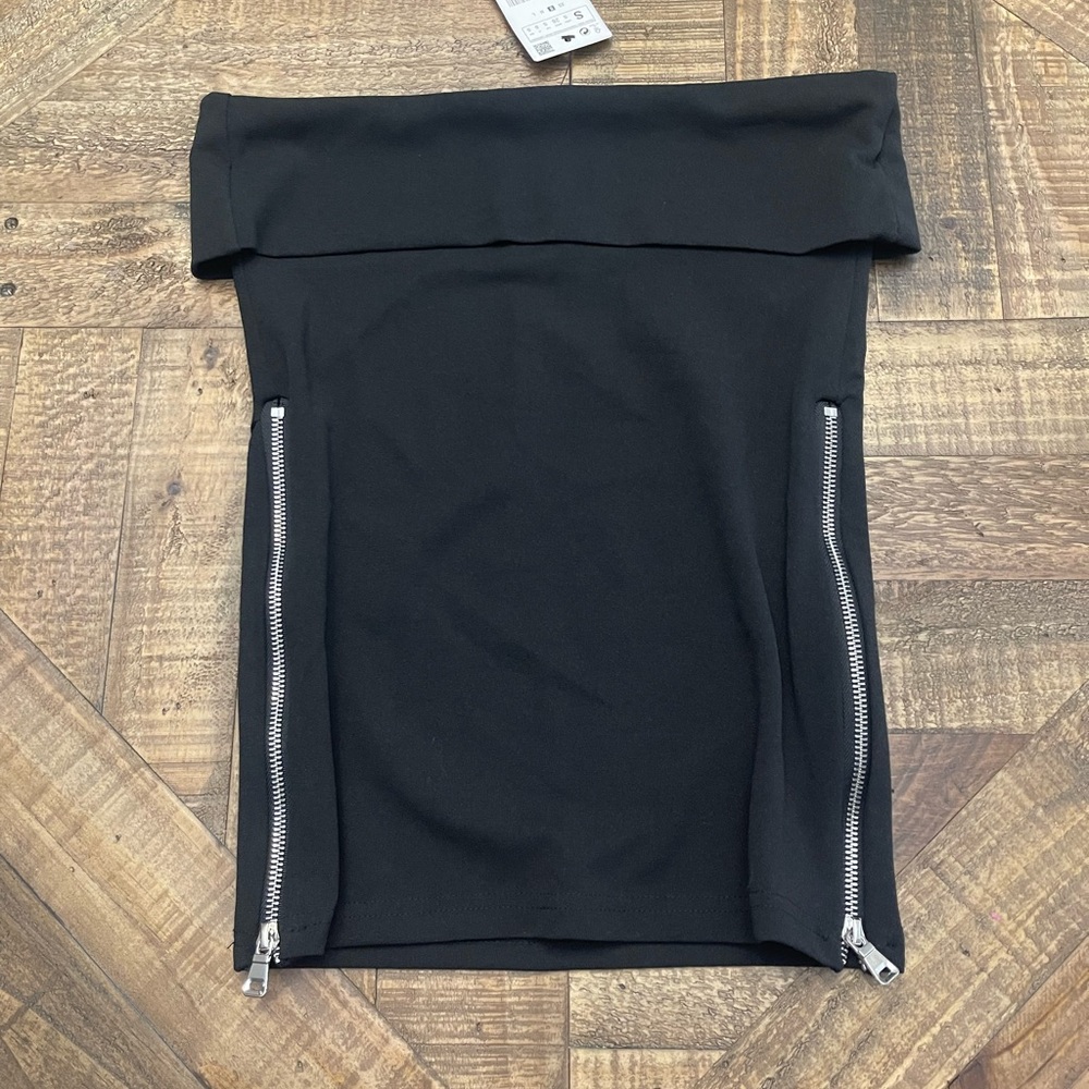 Chic Black Strapless Top with Zipper Details